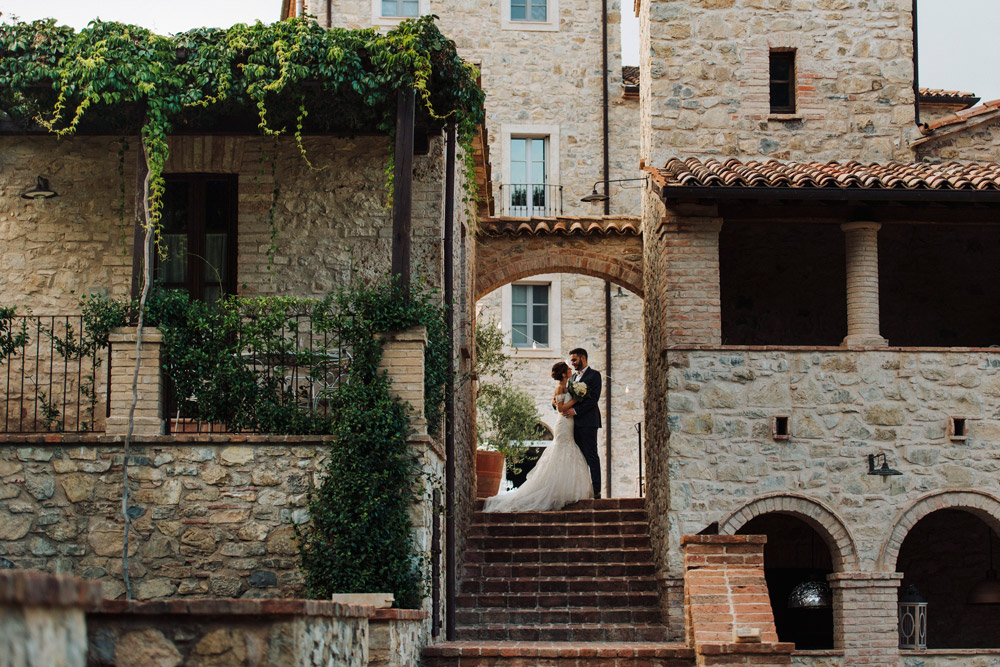 in questa foto due sposi all'interno della location per matrimoni in Umbria Spao Borgo San Pietro