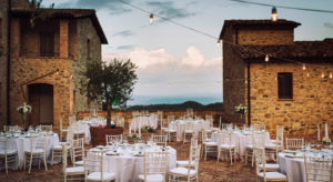 in questa foto la terrazza della location per matrimonio Spao Borgo San Pietro allestita per un banchetto di nozze