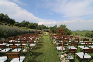 in questa foto l'allestimento per la celebrazione di un matrimonio civile sul prato di Spao Borgo San Pietro