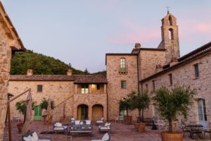 in questa foto la corte interna della location per matrimoni Spao Borgo San Pietro ripresa all'imbrunire