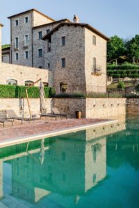 in questa foto la piscina della location per matrimoni in Umbria Spao Borgo San Pietro