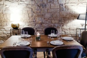 in questa foto un dettaglio del ristorante interno della location per matrimonio in Umbria Spao Borgo San Pietro