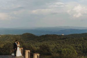in questa foto sono ritratti due sposi sulla terrazza della location per matrimoni Spao Borgo San Pietro