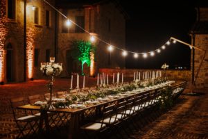 in questa foto l'allestimento di un tavolo imperiale per la cena nella corte interna di Spao Borgo San Pietro