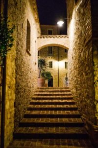 Nella foto lo scorcio di una scalinata del borgo medievale umbro Spao Borgo San Pietro
