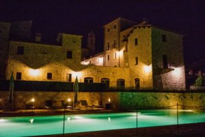 In questa foto la piscina esterna, con vista sul bosco umbro, del borgo per matrimoni Spao Borgo San Pietro