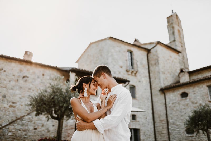 In questa foto due innamorati abbracciati a Spao Borgo San Pietro
