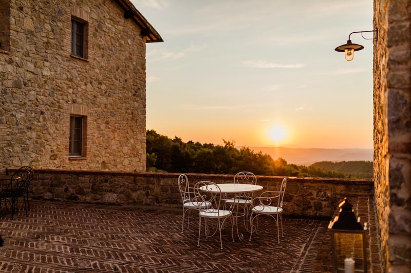 Nella foto la terrazza di Spao Borgo San Pietro con vista sul parco della Selva di Meana, in Umbria
