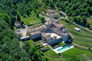 In questa foto una veduta dall'alto di Spao Borgo San Pietro in Umbria