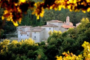 In questa foto i tetti rossi delle case e degli edifici di Spao Borgo San Pietro in Umbria