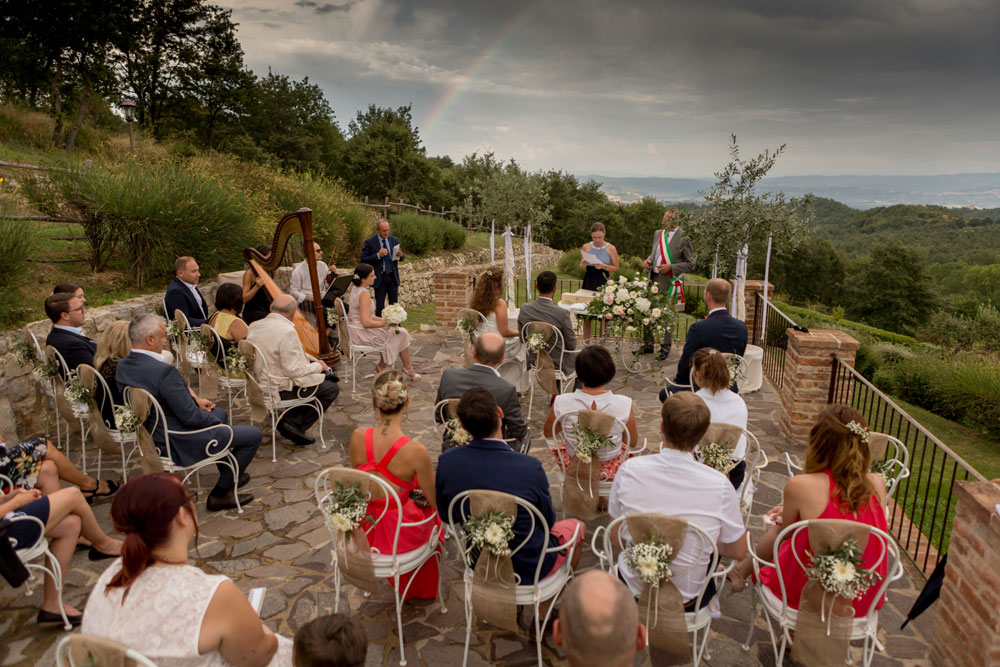In questa foto la terrazza di Spao Borgo San Pietro durante la celebrazione di un matrimonio civile