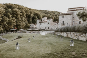 In questa foto l'ampio giardino con prato all'inglese di Spao Borgo San Pietro e la foresta umbra che circonda la location per matrimoni