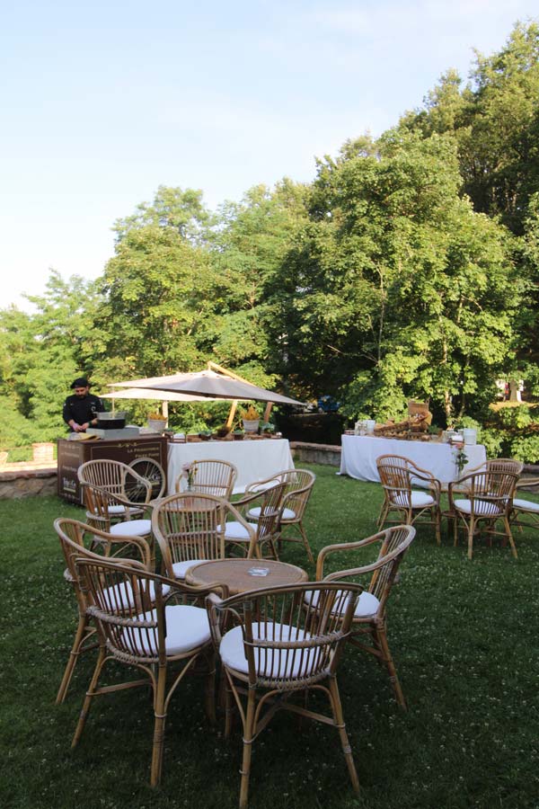 In questa foto uno spazio esterno di Spao Borgo San Pietro in cui è possibile organizzare un cocktail o un aperitivo di benvenuto per gli ospiti di un matrimonio all'aperto in Umbria