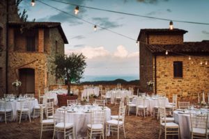 In questa foto la terrazza panoramica della location per matrimoni all'aperto Umbria Spao Borgo San Pietro