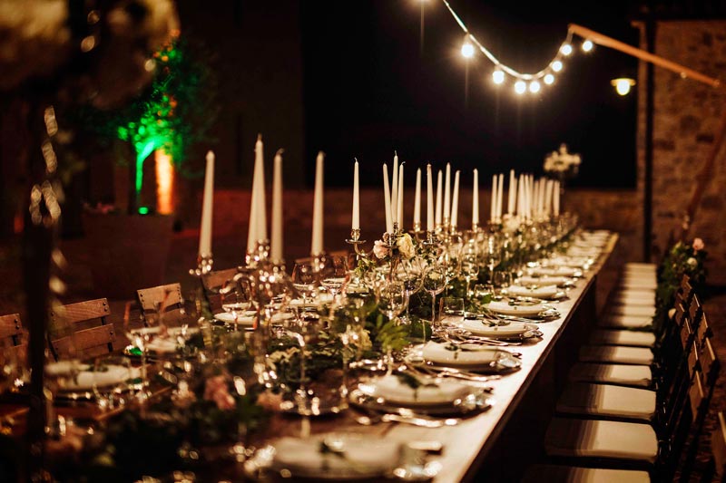 In questa foto un tavolo imperiale allestito per un banchetto di nozze a Spao Borgo San Pietro, perfetta location per matrimoni all'aperto in Umbria