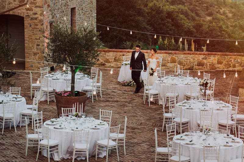 Nella foto la terrazza panoramica di Spao Borgo San Pietro ospita i tavoli di un ricevimento di nozze all'aperto