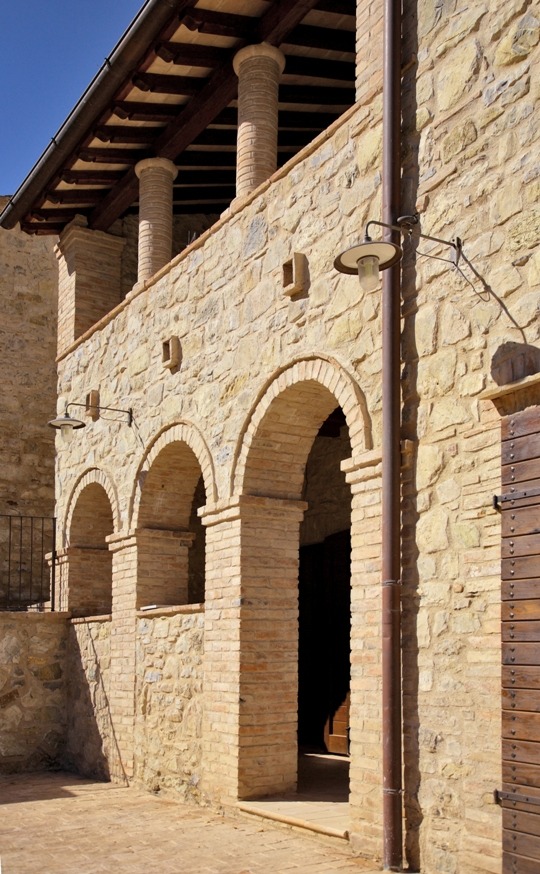 L'esterno di uno degli edifici di Spao Borgo San Pietro, dimora storica in Umbria totalmente ristrutturata