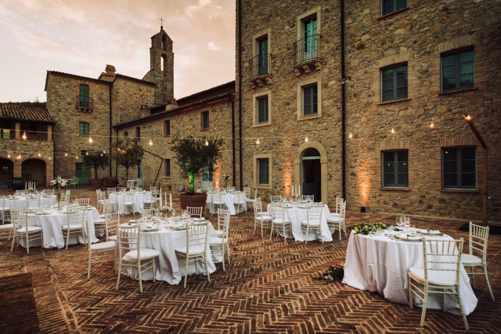 Dimore Storiche Umbria: La terrazza di Spao Borgo San Pietro allestita con i tavoli di un matrimonio