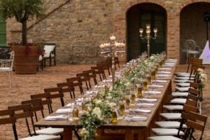 Un tavolo imperiale allestito per un ricevimento nuziale a Spao Borgo San Pietro in Umbria
