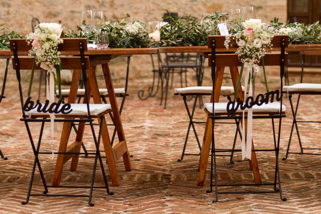 In questa foto le sedie degli sposi personalizzate per un matrimonio a Spao Borgo San Pietro