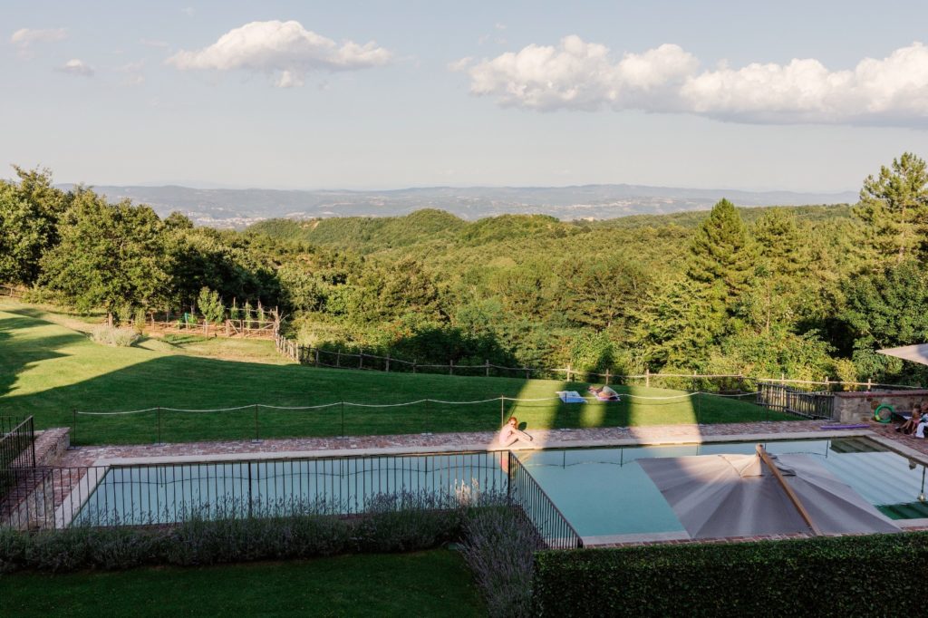 La piscina con vista sul Parco della Selva di Meana a Spao Borgo San Pietro