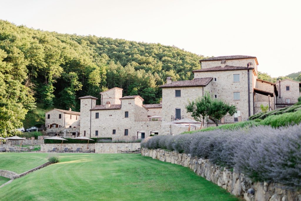 In questa foto il giardino esterno della location per matrimoni tra Umbria e Toscana, Spao Borgo San Pietro Aquaeortus