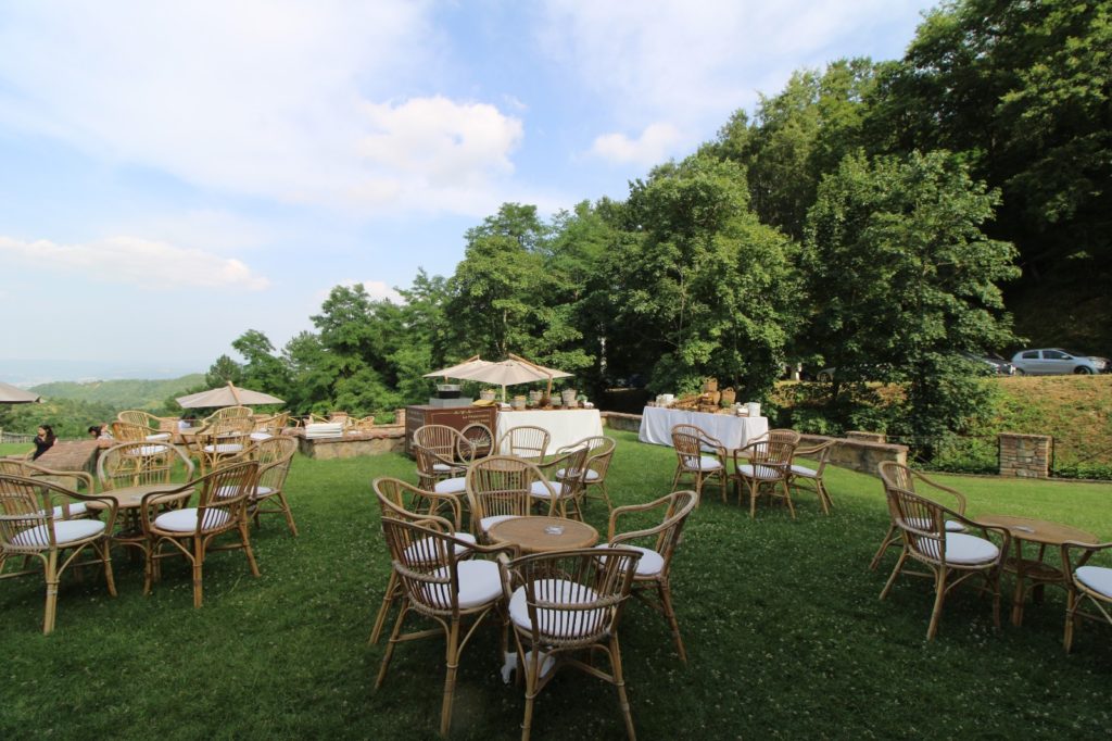 In questa foto uno dei giardini di Spao Borgo San Pietro, dove è possibile allestire un aperitivo buffet per le proprie nozze