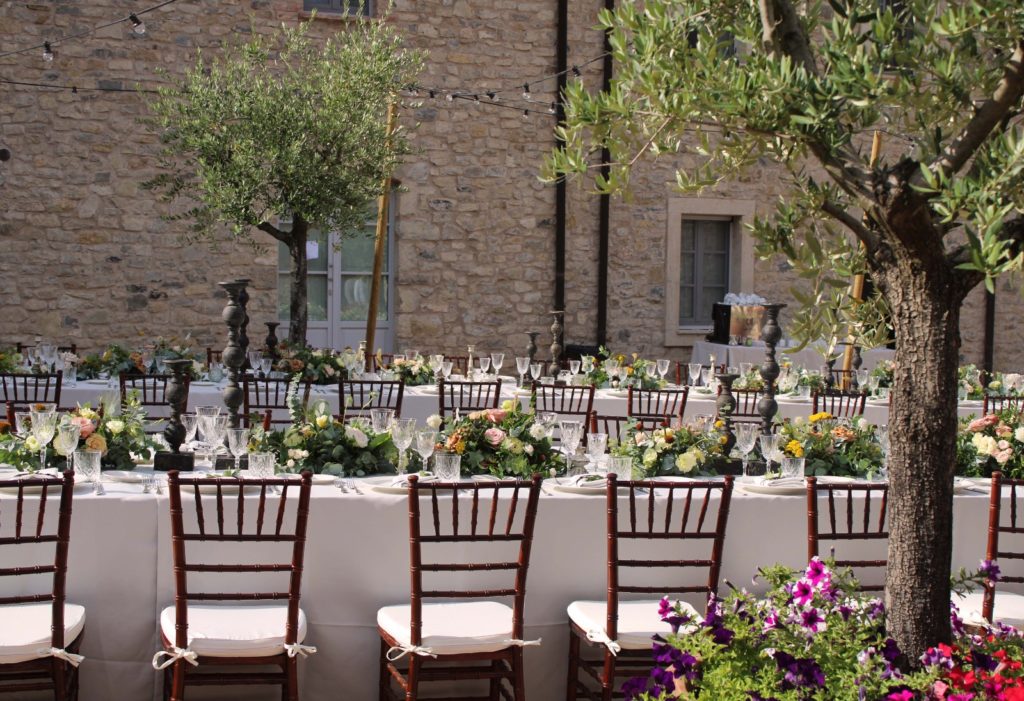In questa foto i tavoli imperiali di un banchetto di nozze allestiti nella corte interna di Spao Borgo San Pietro, location per matrimoni in Toscana