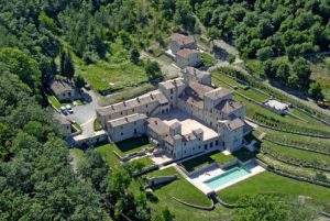 In questa foto una veduta aerea della location per matrimoni di lusso tra Umbria e Toscana, Spao Borgo San Pietro