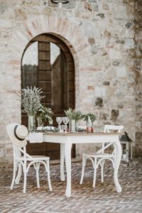 In questa foto un tavolo allestito in stile Shabby Chic a Spao Borgo San Pietro