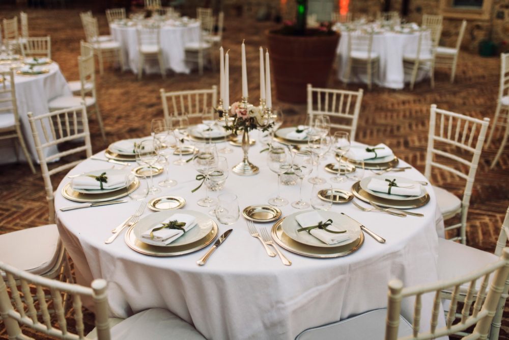 In questa foto l'allestimento classico di un tavolo nuziale in occasione di un matrimonio celebrato a Spao Borgo San Pietro, location per matrimoni di lusso in Toscana