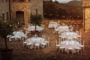 In questa foto la terrazza della location per matrimoni di lusso Spao Borgo San Pietro, allestita con i tavoli di un ricevimento nuziale