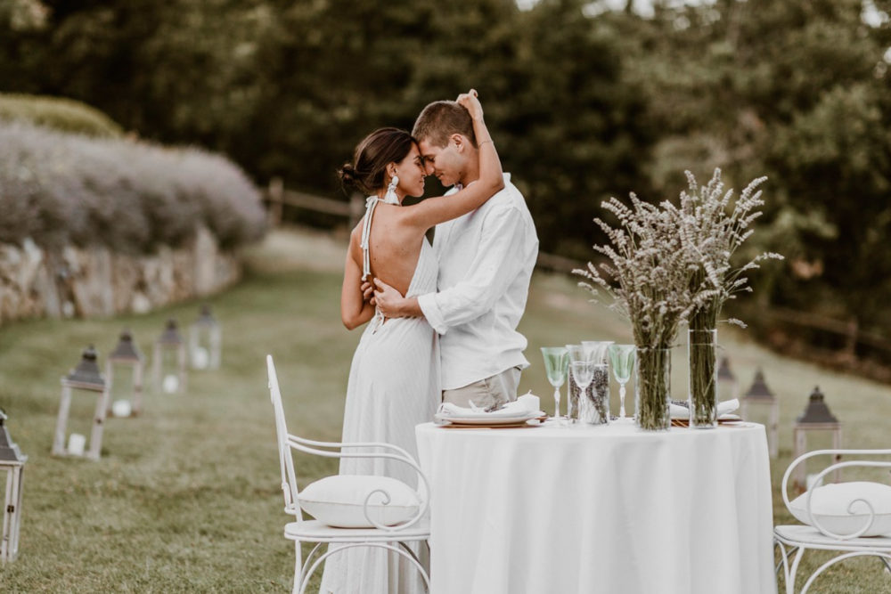 In questa foto una coppia abbracciata e sullo sfondo il giardino esterno di Spao Borgo San Pietro, location per matrimoni di lusso Toscana