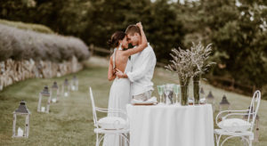 In questa foto una coppia abbracciata e sullo sfondo il giardino esterno di Spao Borgo San Pietro, location per matrimoni di lusso Toscana