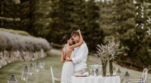 In questa foto una coppia abbracciata e sullo sfondo il giardino esterno di Spao Borgo San Pietro, location per matrimoni di lusso Toscana