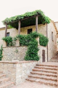 In questa foto un porticato all'interno del borgo italiano Borgo San Pietro