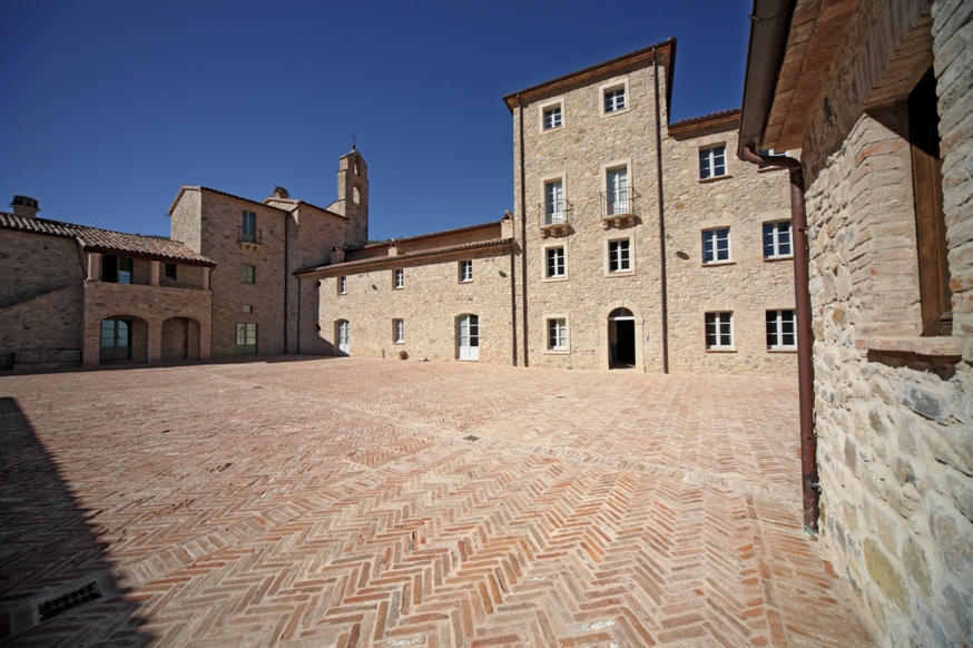 In questa foto la piazza centrale di Spao Borgo San Pietro, borgo medievale in Umbria