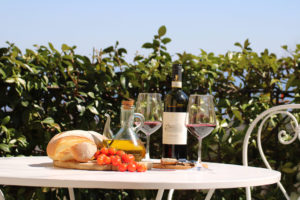 In questa foto dei prodotti tipici del territorio umbro, tra cui pane, vino e pomodoro, che rappresentano un tratto distintivo dei borghi italiani