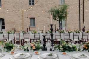 In questa foto un dettaglio dell'allestimento dei tavoli imperiali per un matrimonio a Spao Borgo San Pietro in Umbria