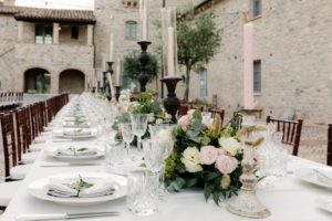 In questa foto un dettaglio dell'allestimento dei tavoli imperiali per un matrimonio a Spao Borgo San Pietro in Umbria