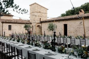 In questa foto un dettaglio dell'allestimento dei tavoli imperiali per un matrimonio a Spao Borgo San Pietro in Umbria