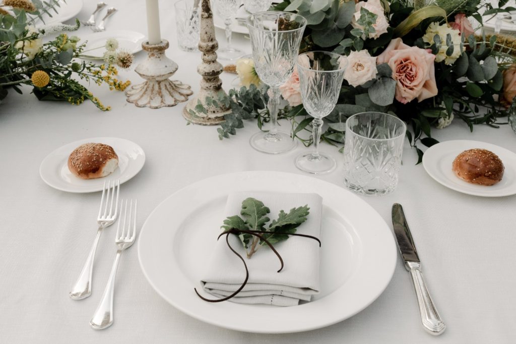 In questa foto la mise en place realizzata a Spao Borgo San Pietro per il matrimonio da sogno in umbria di T e D