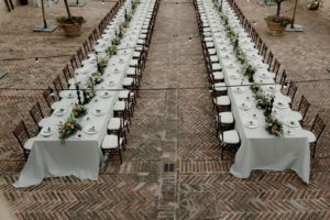 In questa foto un dettaglio dell'allestimento dei tavoli imperiali per un matrimonio a Spao Borgo San Pietro in Umbria