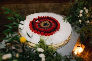 in questa foto la torta nuziale di un matrimonio celebrato a Spao Borgo San Pietro, in Umbria