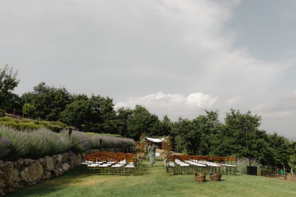 In questa foto l'altare e le sedie sistemati nel giardino di Spao Borgo San Pietro, per le nozze della coppia francese T e D