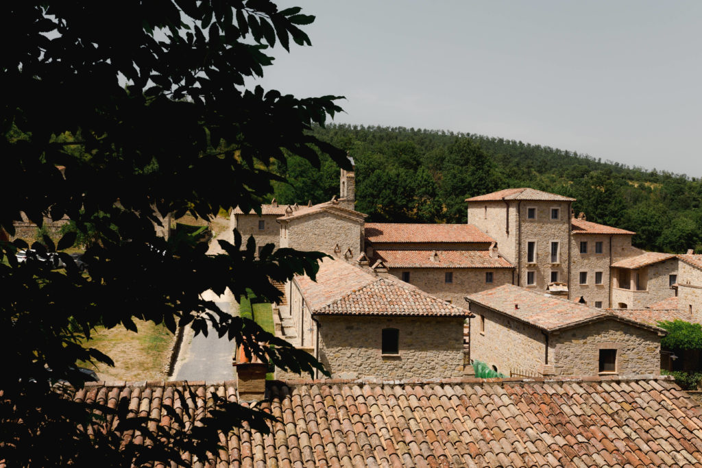 In questa foto una veduta dall'alto dei tetti di Spao Borgo San Pietro, location per matrimoni da sogno in Umbria