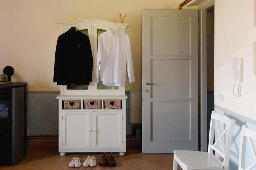 In questa foto gli abiti dello sposo appesi nell'armadio di uno degli appartamenti della location per matrimoni in Umbria Spao Borgo San Pietro