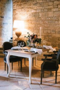 In questa foto uno dei tavoli del ristorante di Spao Borgo San Pietro allestito in stile country chic