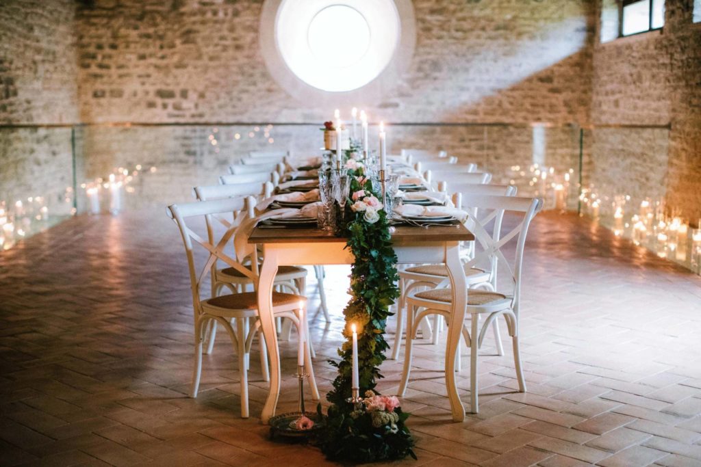 In questa foto l'importante tavolo imperiale in stile country chic nel piano superiore del ristorante di spao borgo san pietro, location per matrimoni in umbria