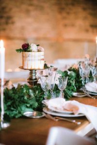 In questa foto una mini wedding cake posta al centro del lungo tavolo imperiale allestito a spao borgo san pietro per un matrimonio country chic